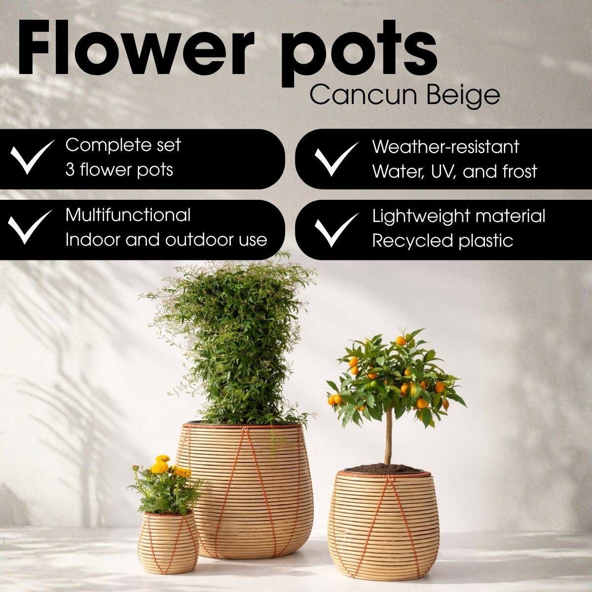 Trois pots de fleurs beiges de tailles différentes avec des plantes, devant un mur blanc et du texte.