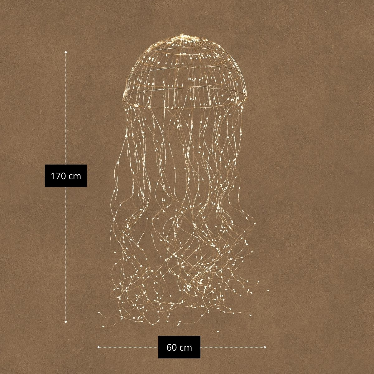 Eine kuppelförmige Drahtlampe mit hängenden, beleuchteten Fäden, die 170 cm hoch und 60 cm breit ist.
