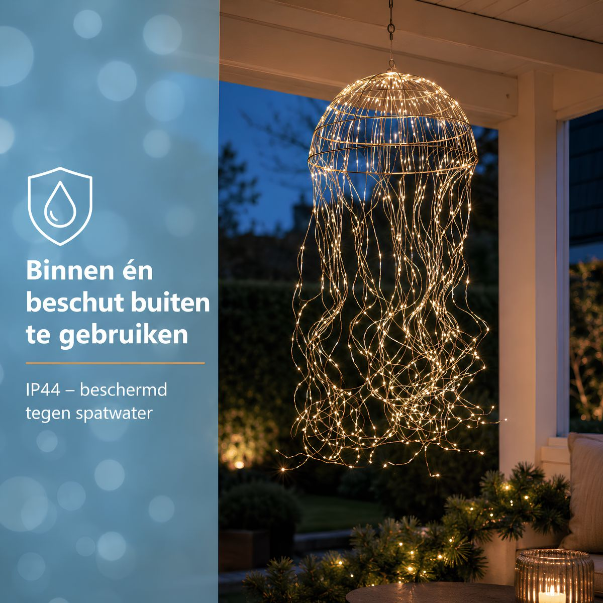 Eine leuchtende Kuppellampe mit herabfallenden Lichterketten an einer Veranda mit niederländischem Text.