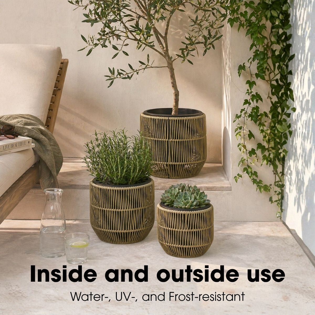 Trois jardinières tissées beige avec des plantes vertes sur une terrasse lumineuse près d'un transat en bois.