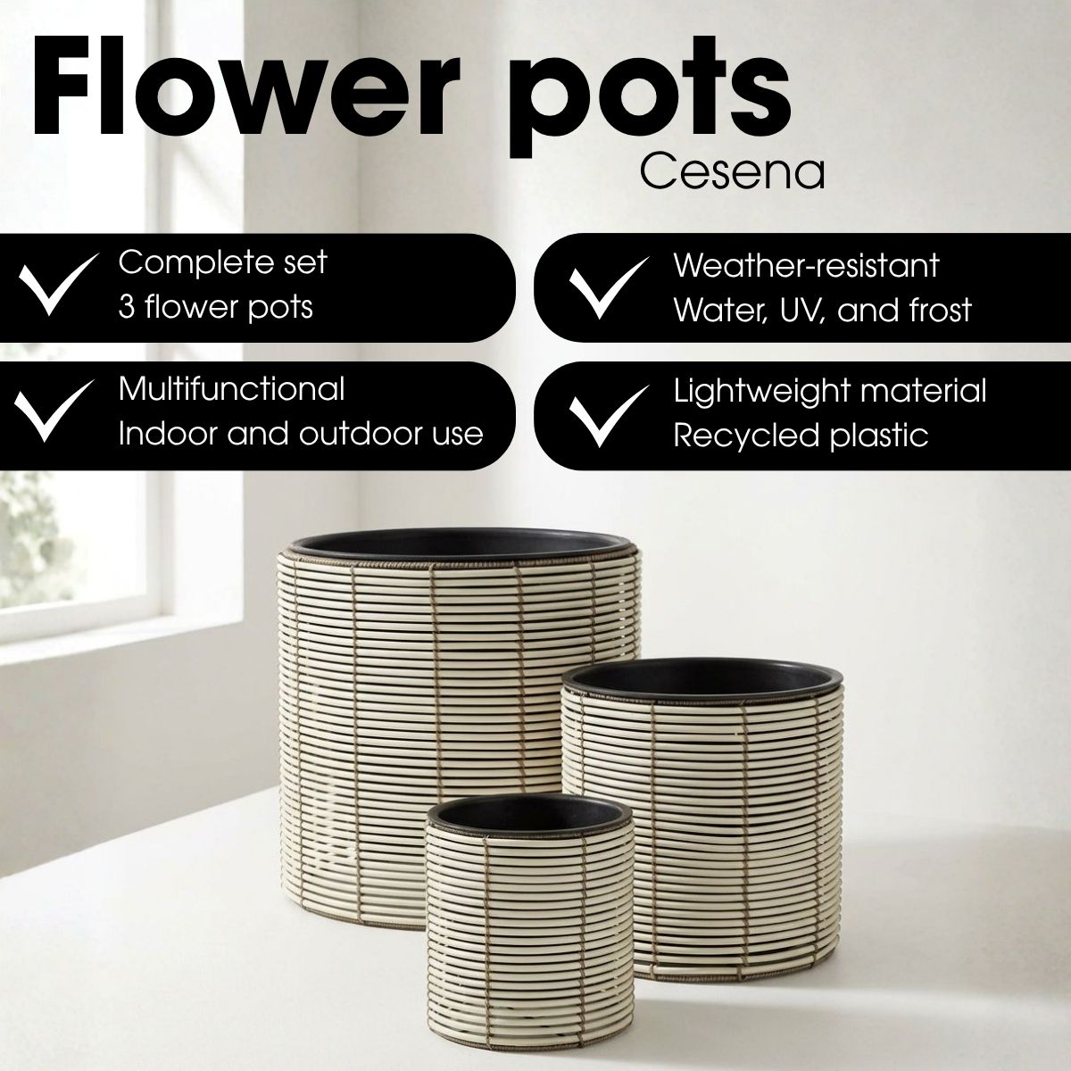 Trois pots de fleurs blancs côtelés de différentes tailles sur une table blanche sur fond lumineux.