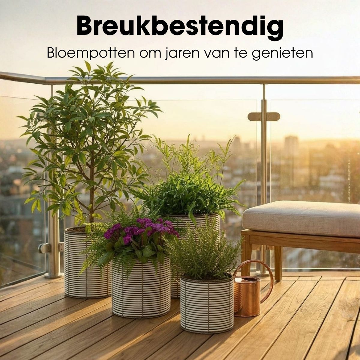 Balcon avec des pots de fleurs modernes, des plantes et un banc en bois au coucher du soleil.