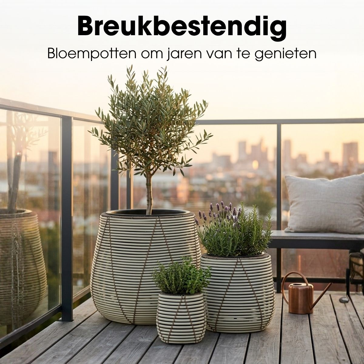 Trois jardinières texturées avec des plantes vertes sur un balcon au coucher du soleil.