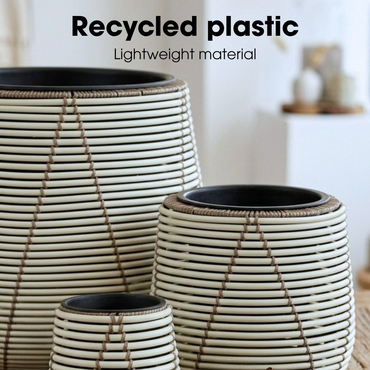Trois cache-pots rayés en plastique recyclé de différentes tailles sont posés sur une table.