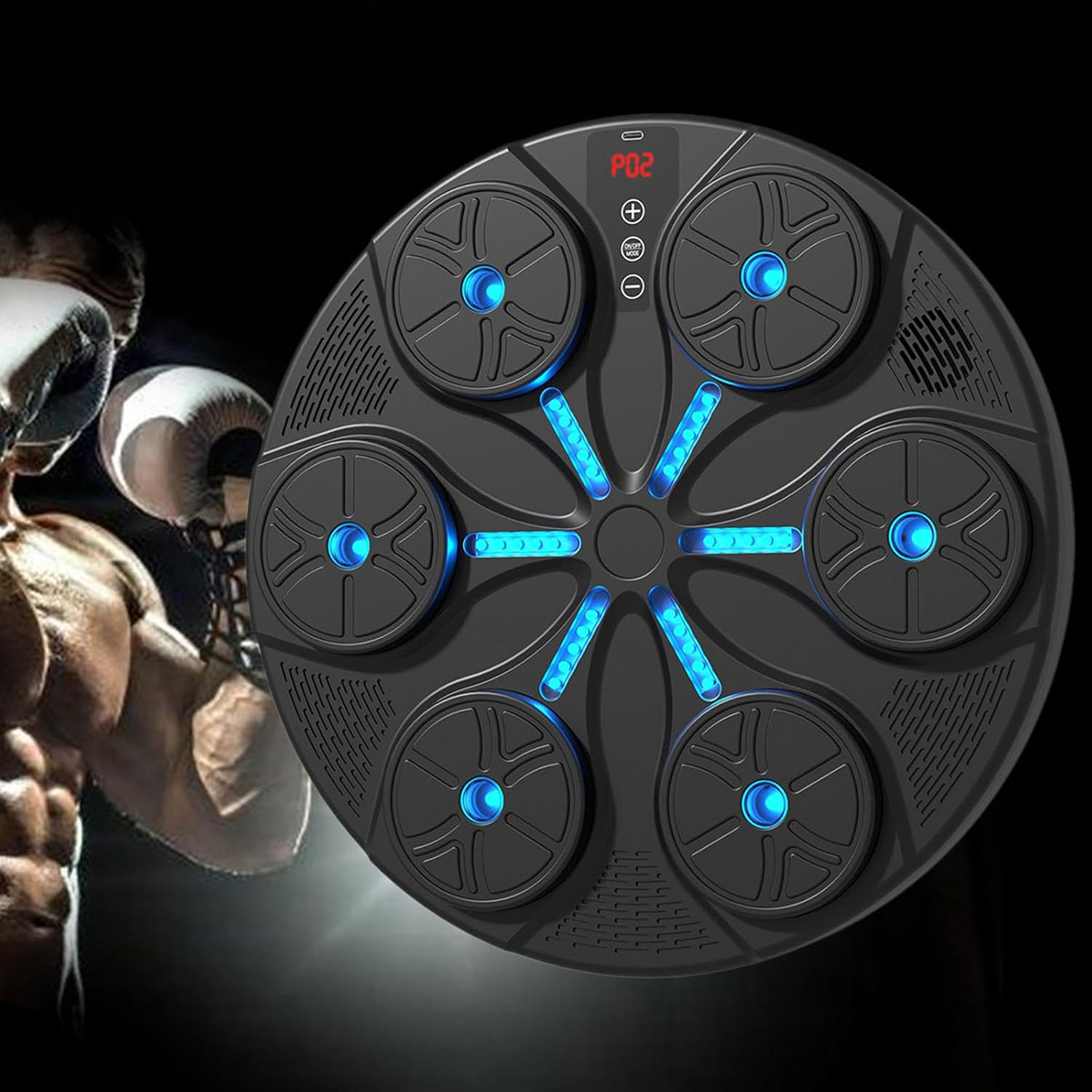 Un cojín de boxeo negro con luces azules y pantalla de control frente a un boxeador.