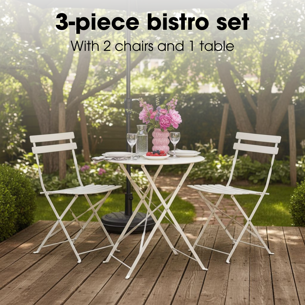Ein weißes Bistroset mit zwei Stühlen und einem Tisch steht auf einer Holzterrasse im Garten.