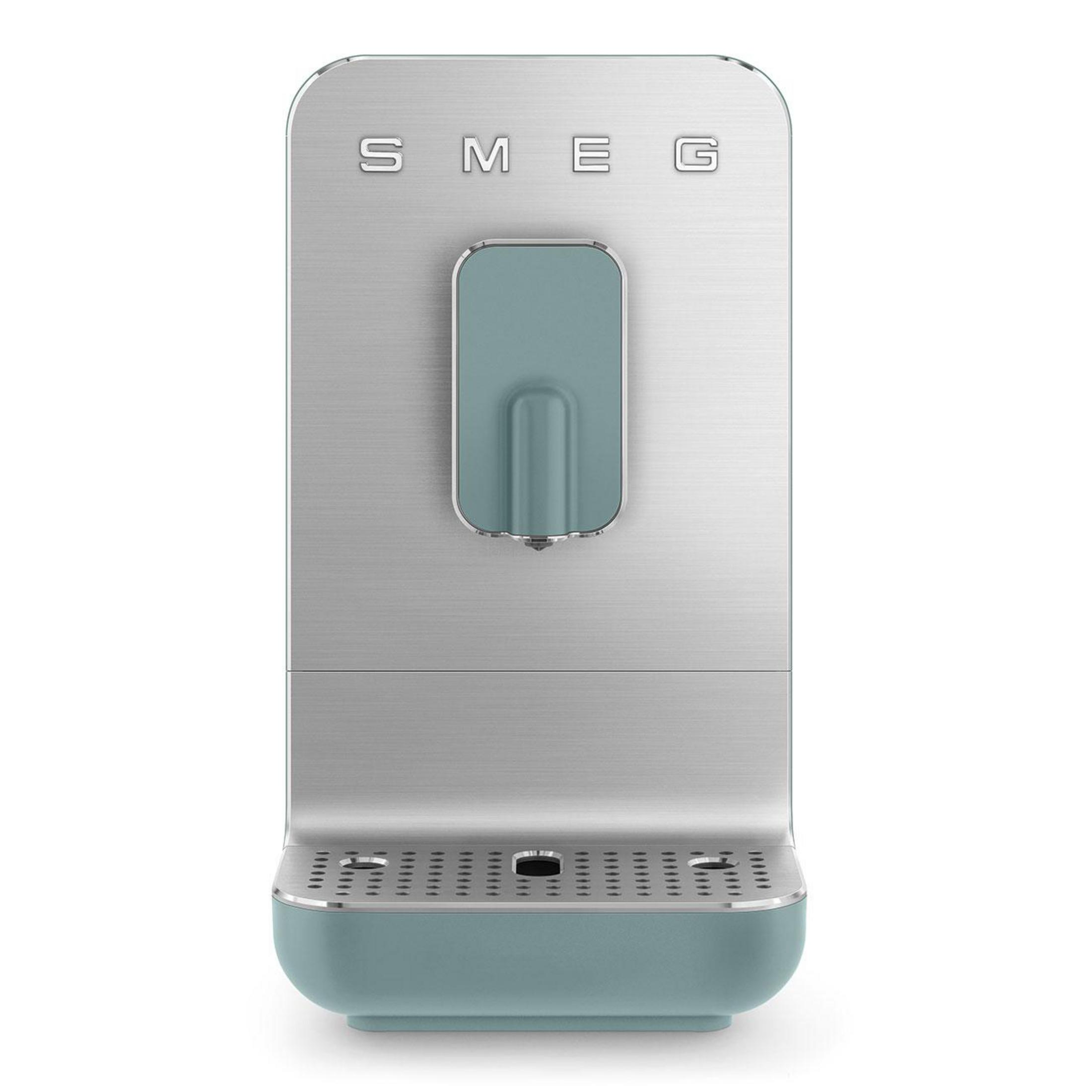 Una macchina da caffè Smeg argento e verde pastello dal design minimalista, vista frontale su sfondo bianco.