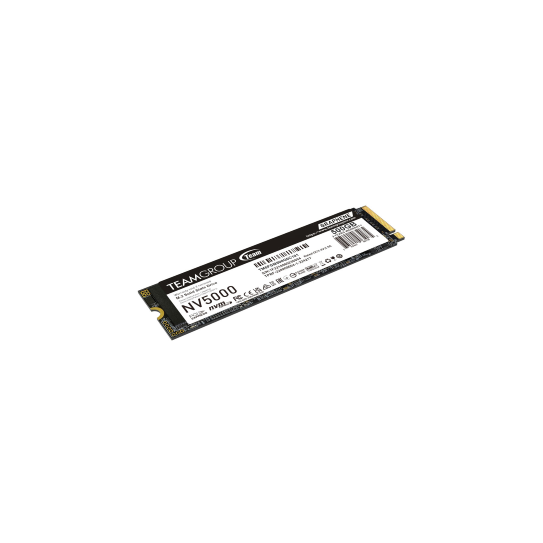 Eine schwarze TeamGroup NV5000 M.2 NVMe SSD mit einem weißen Etikett auf schwarzem PCB gegen weißen Hintergrund.