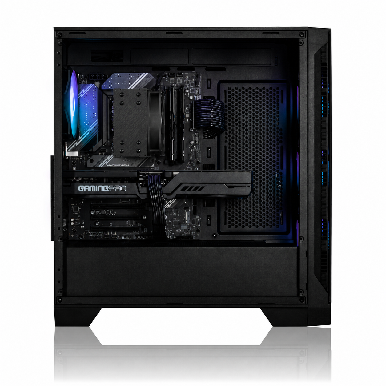 Ein offener, schwarzer Computer-Tower zeigt interne Komponenten wie Mainboard, CPU-Kühler und eine Grafikkarte.