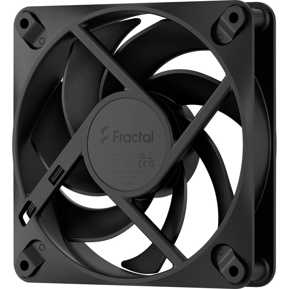 Ein schwarzer Fractal PC-Lüfter mit gebogenen Blättern und Markenlogo in der Mitte vor weißem Hintergrund.