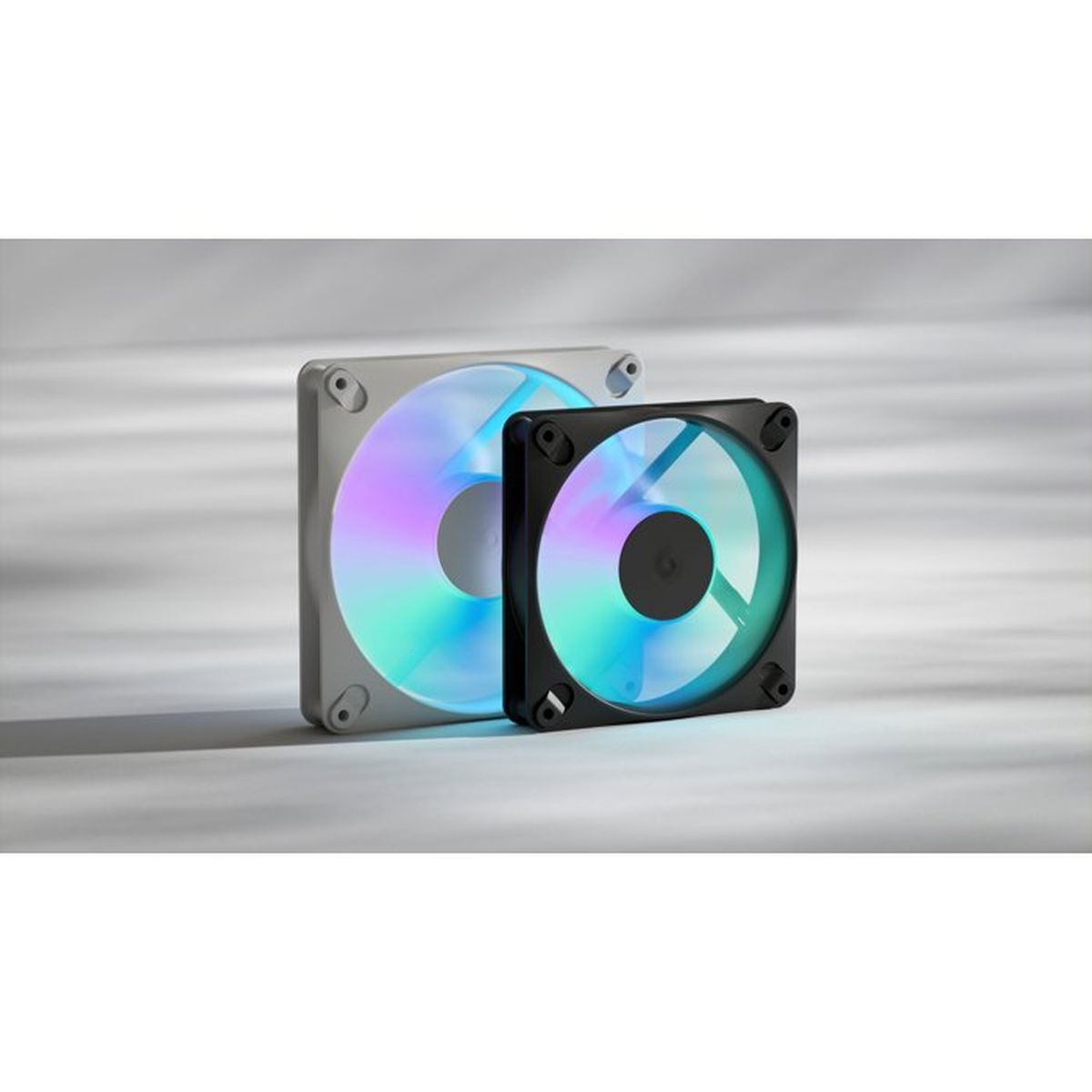 Zwei quadratische PC-Lüfter mit bunter RGB-Beleuchtung auf hellem Hintergrund.