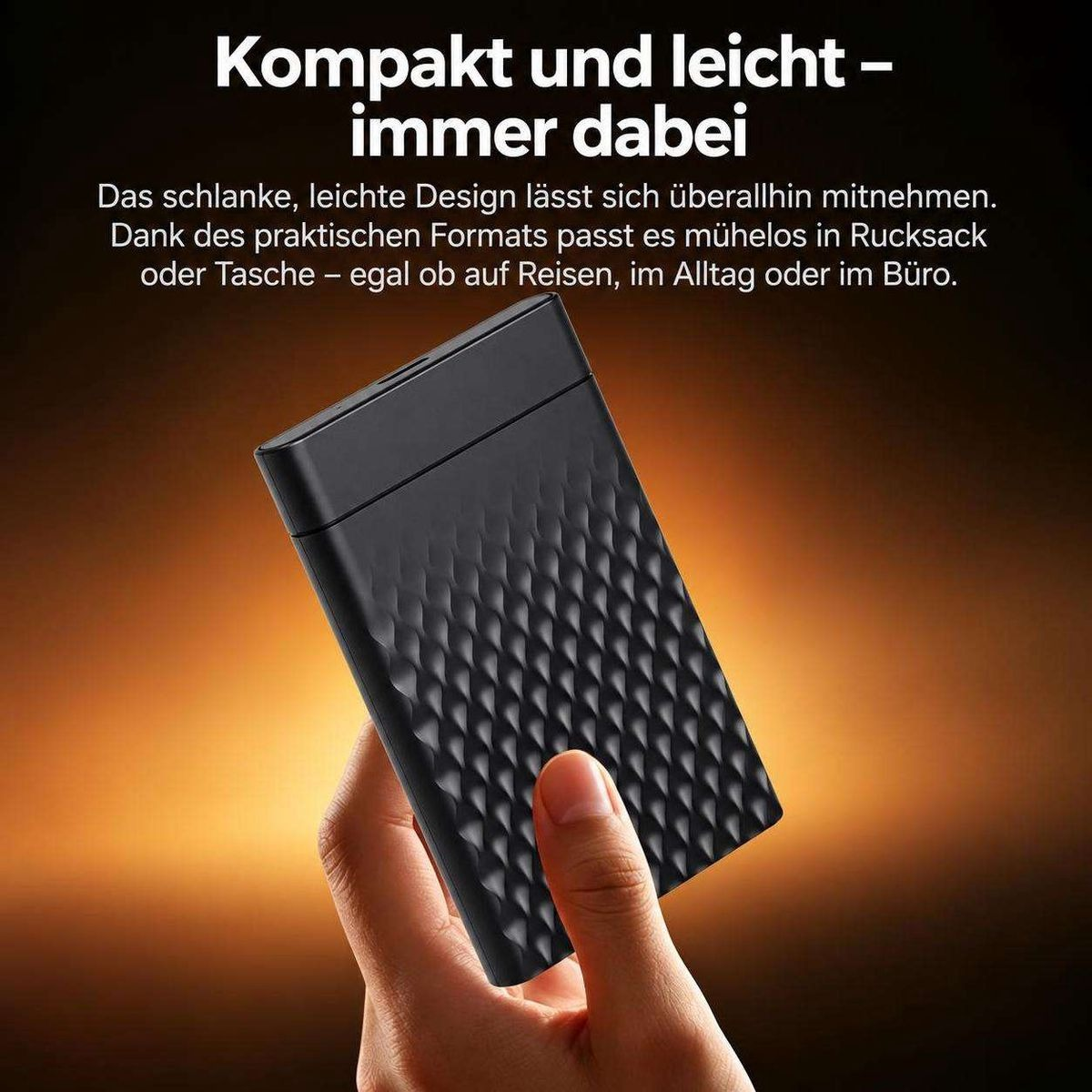 Eine Hand hält eine kompakte, schwarze Powerbank mit strukturiertem Rautenmuster vor einem warmen Hintergrund.