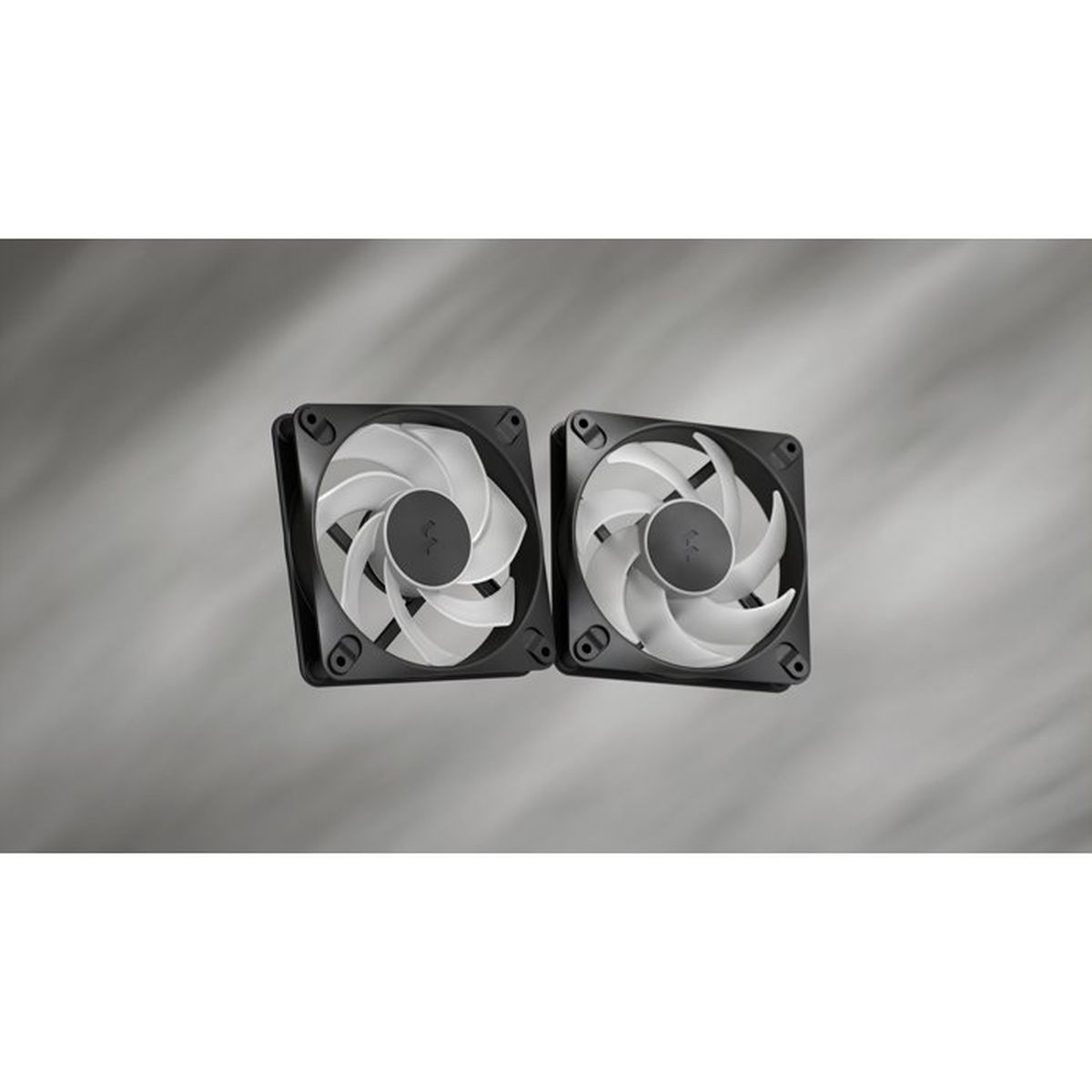 Zwei schwarze PC-Lüfter mit weißen Rotorblättern vor einem grauem Hintergrund.
