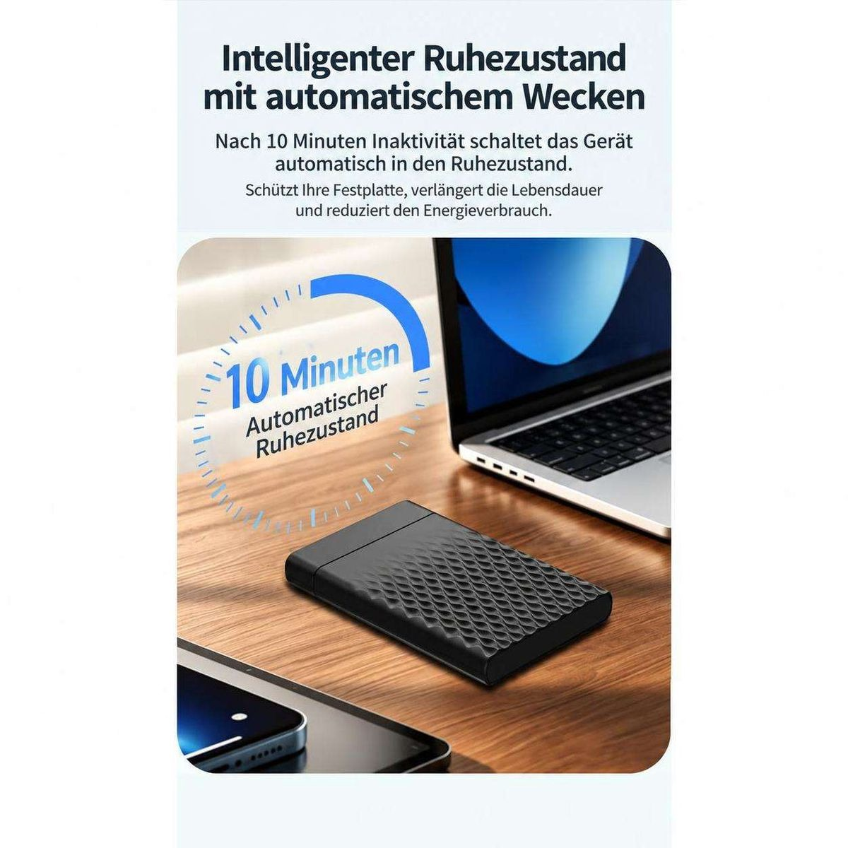 Eine externe Festplatte auf einem Holztisch mit Laptop, Smartphone und einem 10-Minuten-Ruhezustand-Symbol.