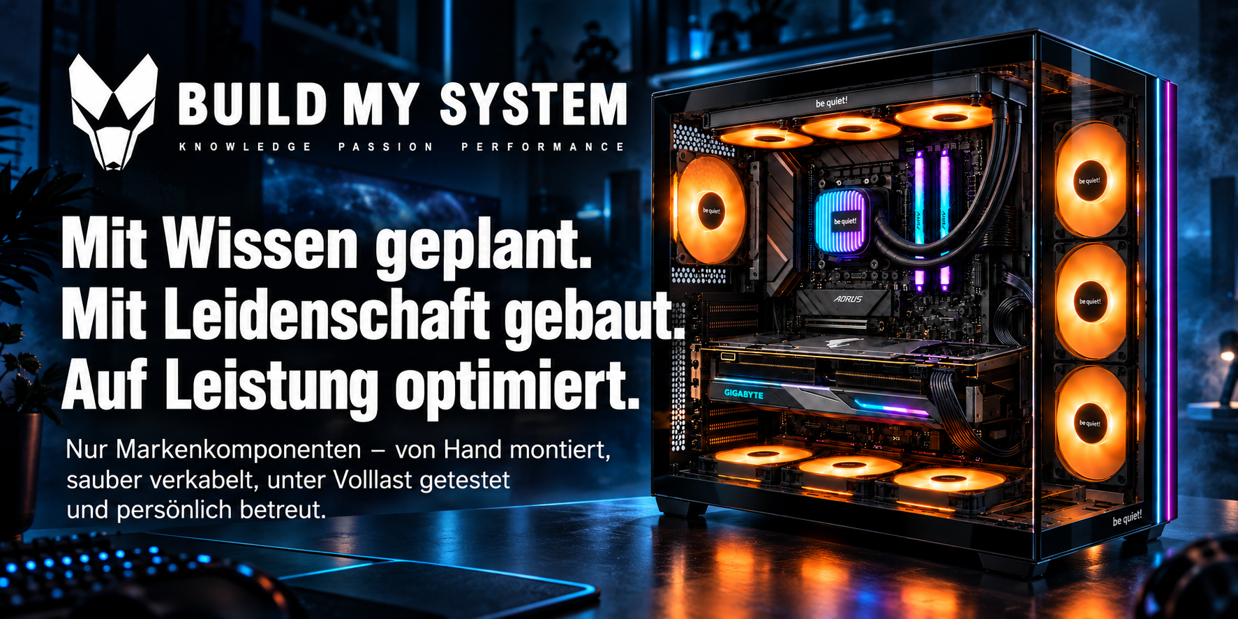 Ein gläserner Gaming-PC mit leuchtend orangen Lüftern steht auf einem Tisch vor deutscher Werbetextgrafik.