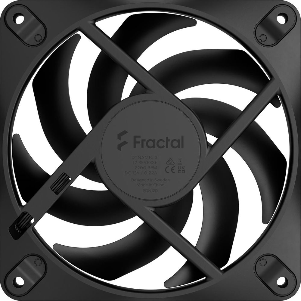Ein schwarzer Gehäuselüfter mit geschwungenen Blättern und Fractal-Logo vor weißem Hintergrund.