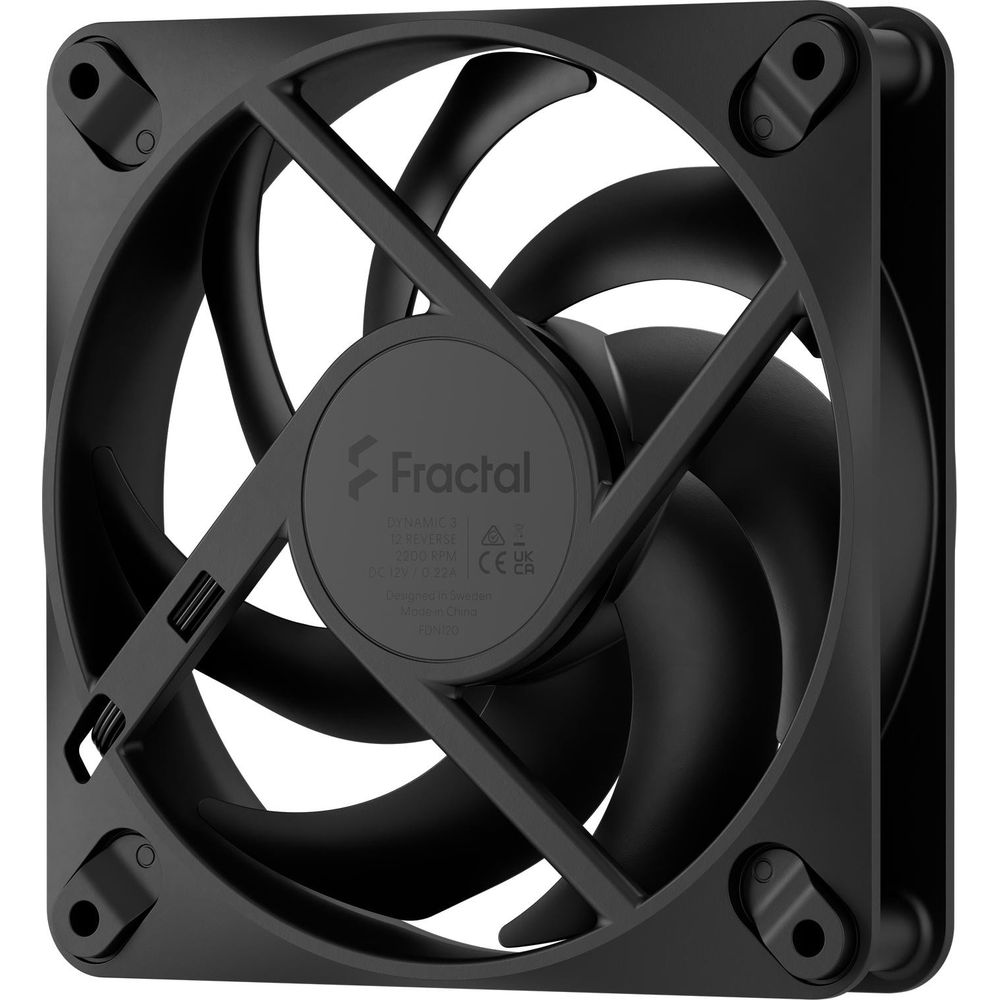 Ein schwarzer Gehäuselüfter von Fractal Design mit gebogenen Blättern und dem Markenlogo in der Mitte.