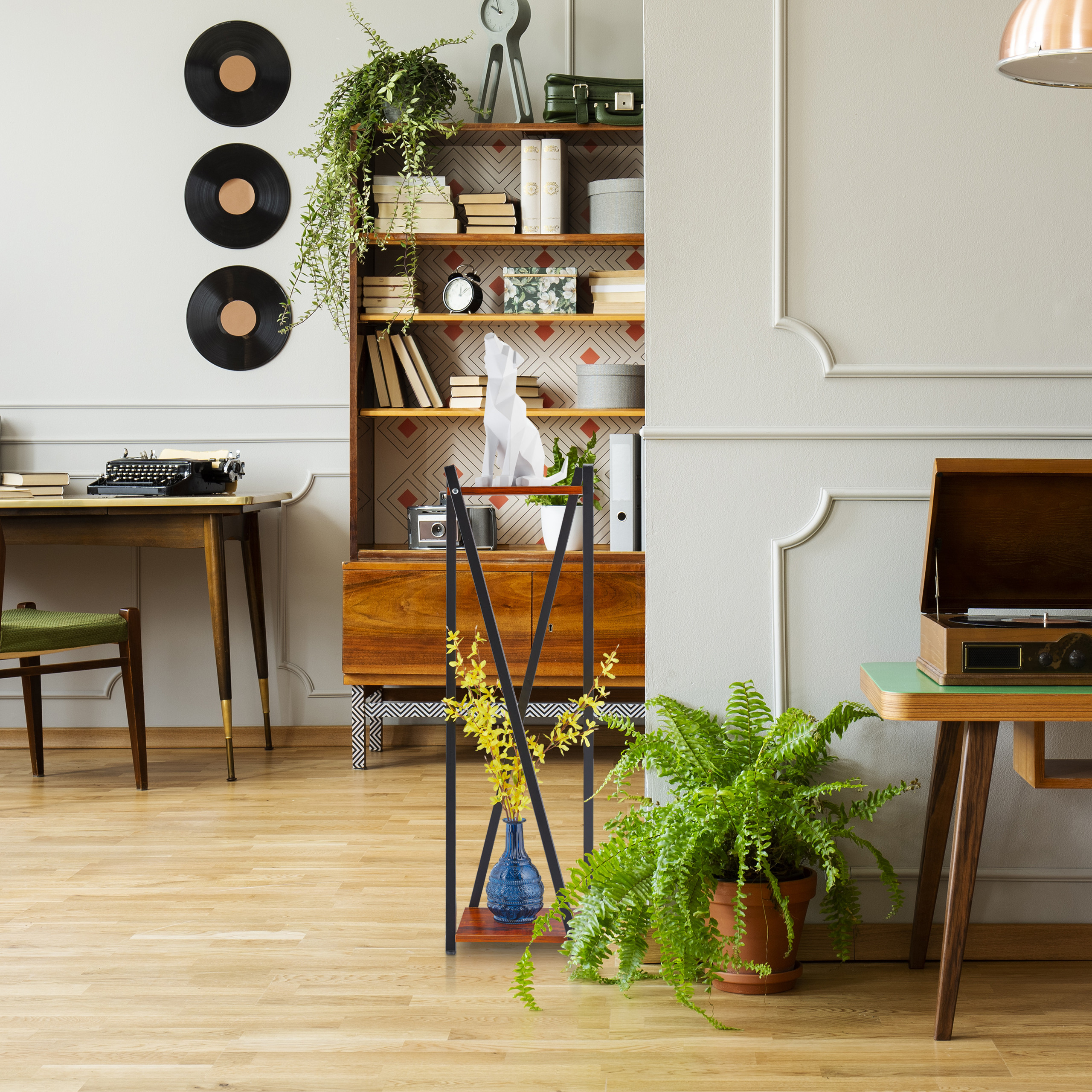 Wohnzimmer mit Holzmöbeln, Schallplatten an der Wand, Bücherregal und Pflanzen.