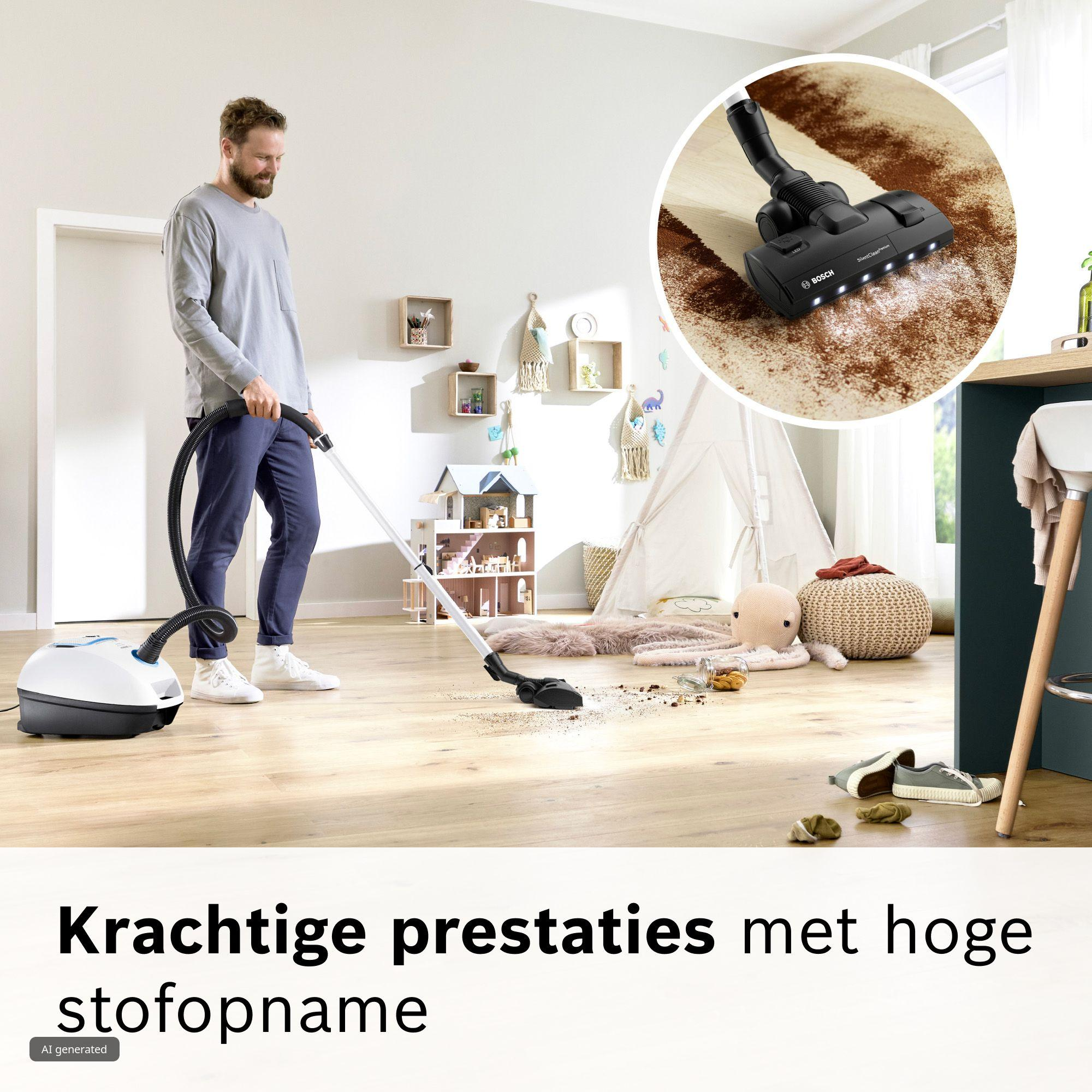 Een man stofzuigt de houten vloer in een speelkamer; een inzet toont het mondstuk dat vuil opzuigt.