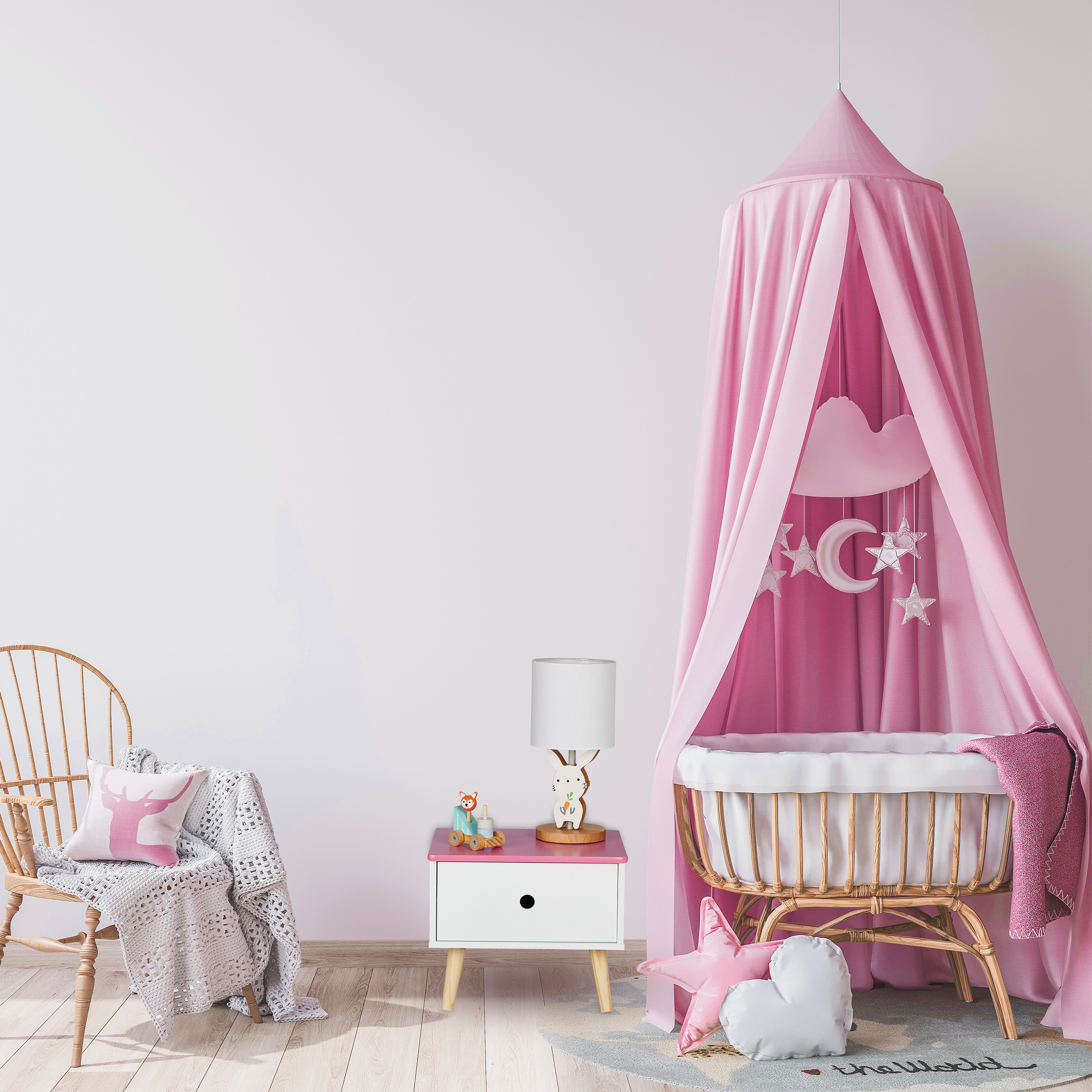 Rosa Babyzimmer mit Wiege, Himmel, Nachtschrank, Lampe und Schaukelstuhl mit Kissen.