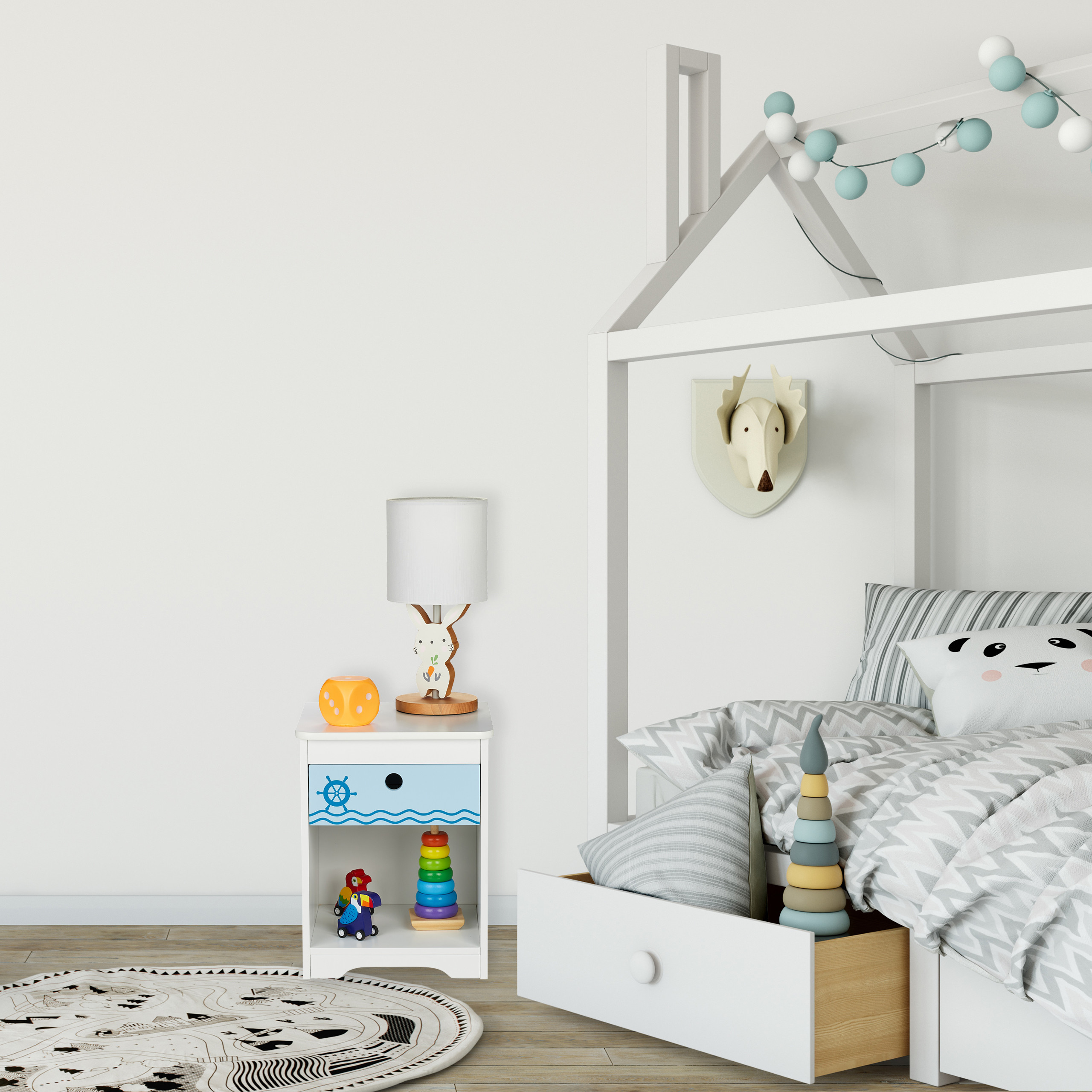 Ein weißes Kinderzimmer mit Hausbett, Nachttisch, Lampe und Tieren-Wanddeko.
