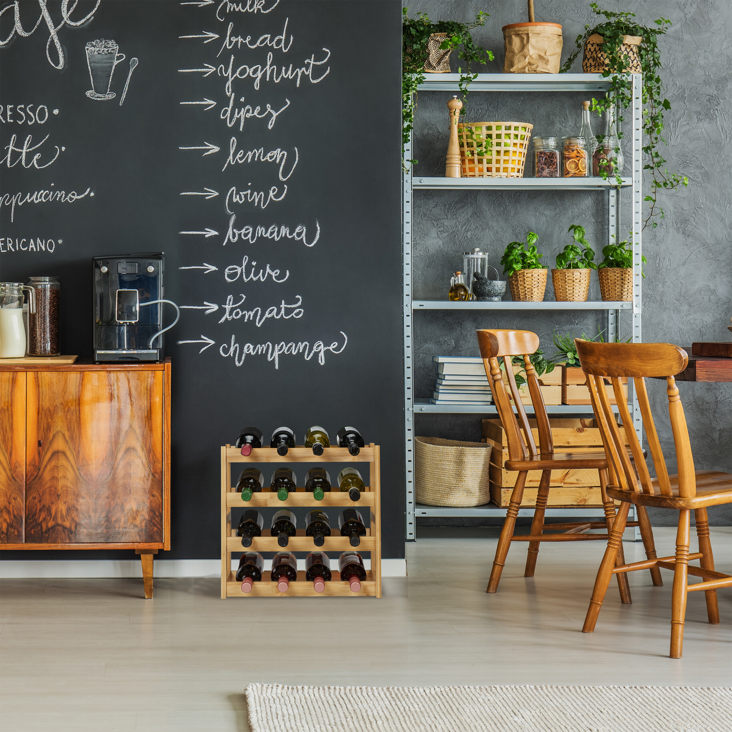 Küche mit Kreidewand, HolzsSchrank, Weinregal und Metallregal mit Pflanzen.