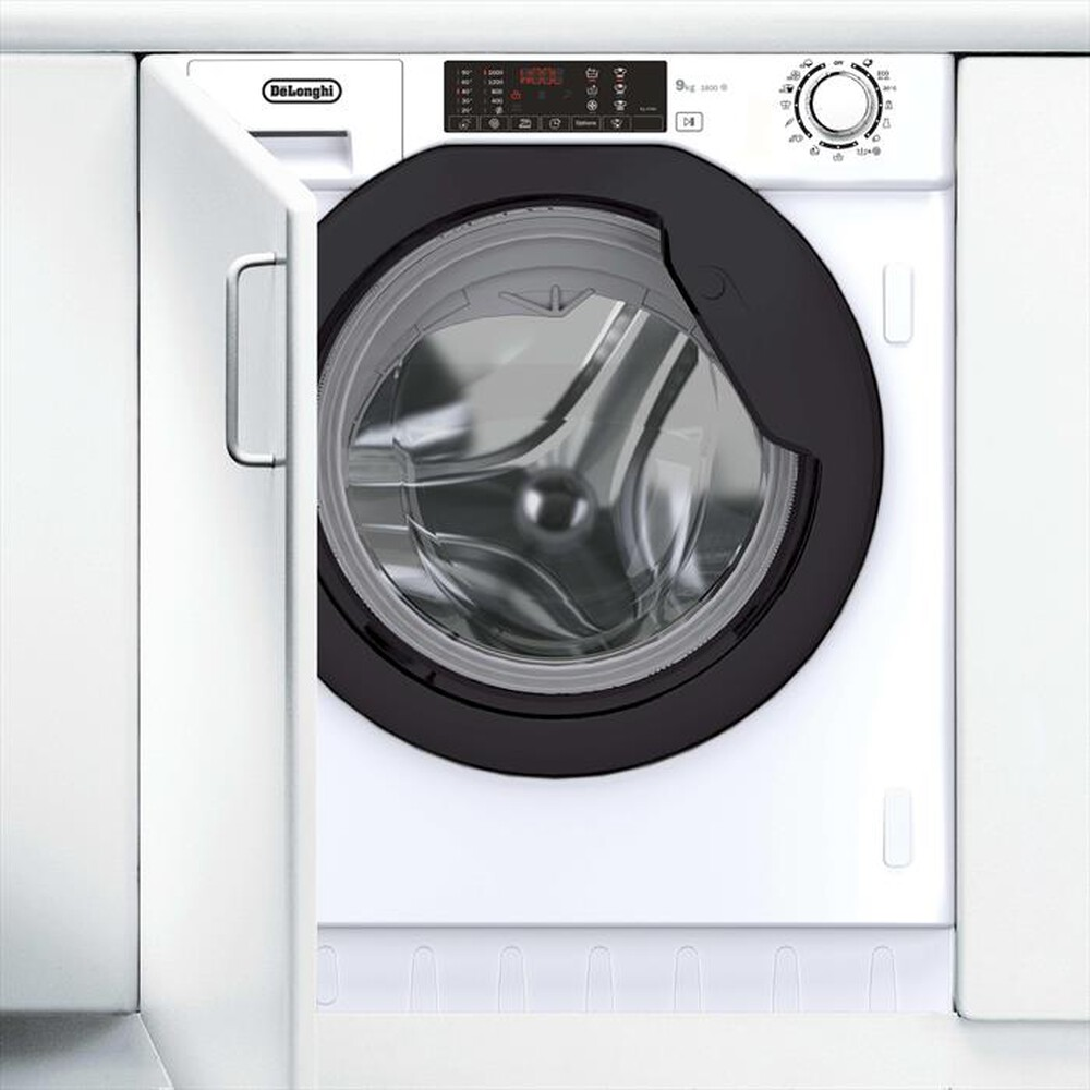 Una lavatrice bianca DeLonghi con oblò nero, incassata nei mobili della cucina.