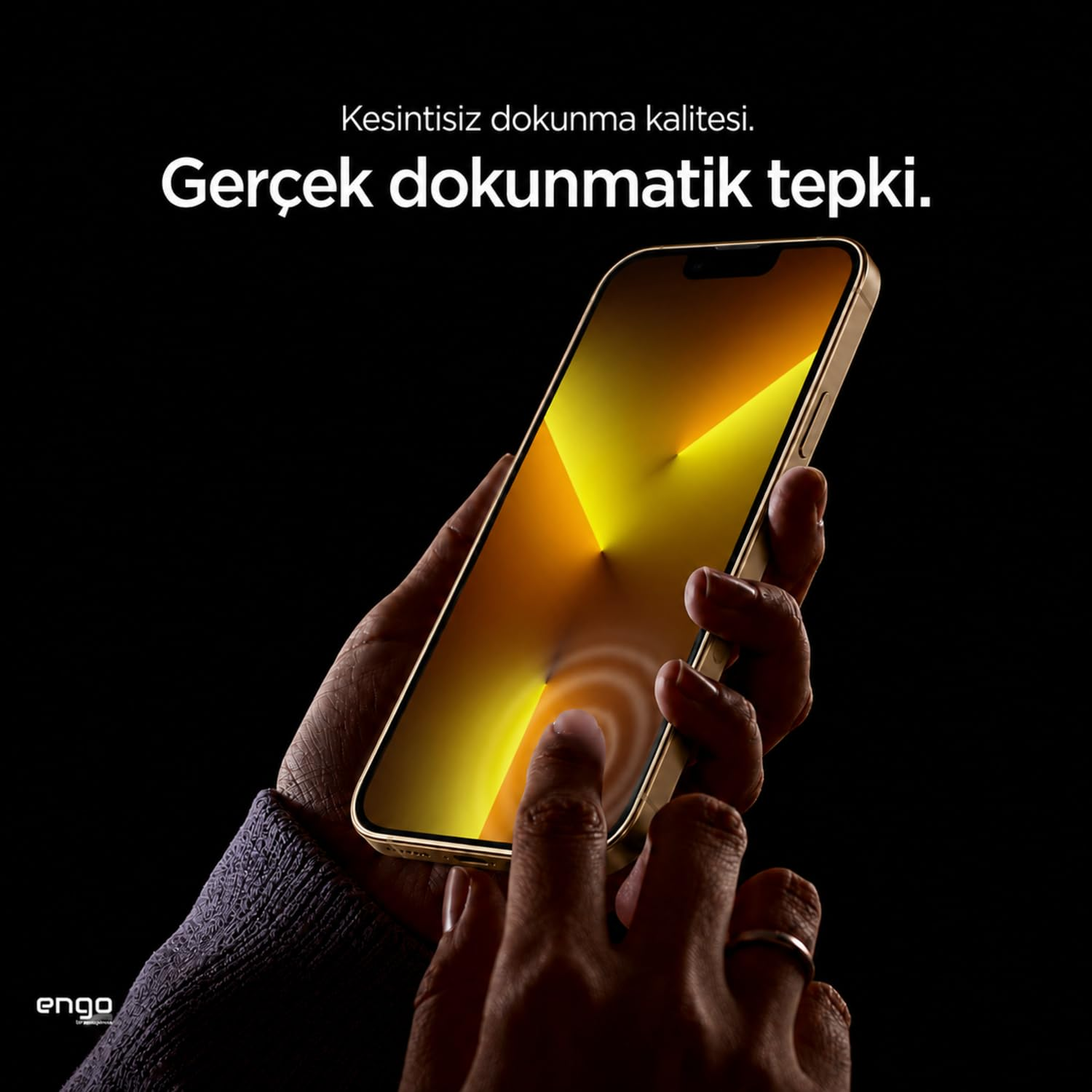 Siyah arka plan önünde sarı ekranlı ve dalgalı dokunma efektli akıllı telefonu tutan bir el.