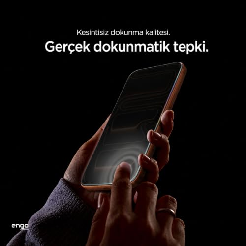Akıllı telefon tutan ve ekrana dokunan bir kişi. Metinli siyah arka plan.