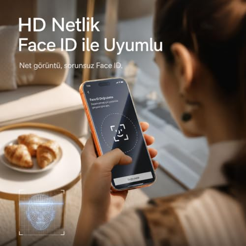 Bir kadın, Face ID taraması gösteren bir akıllı telefon tutuyor, masada kruvasanlar var.