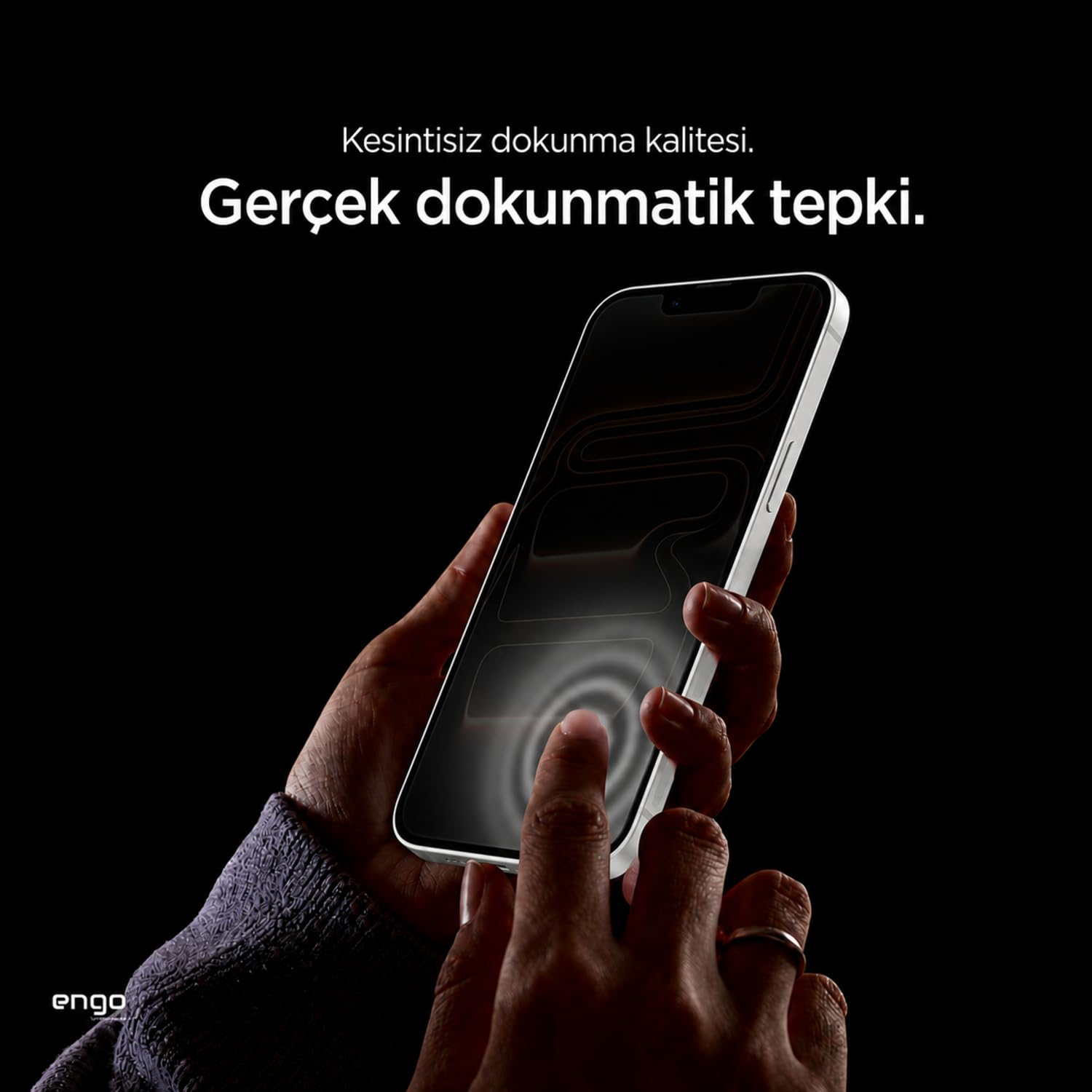 Siyah arkaplanda akıllı telefon tutan ve parmağıyla ekrana dokunan bir kişi.