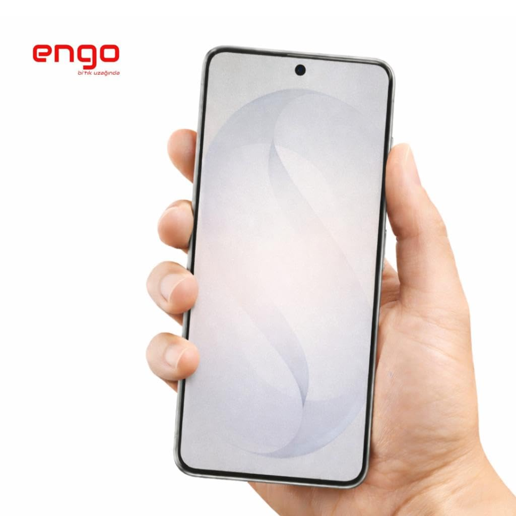 Bir kişi beyaz ekranlı ve gri soyut tasarımlı akıllı telefon tutuyor. Engo logosu.