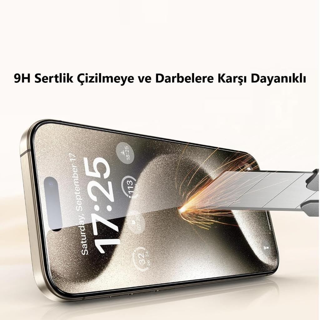 Bir maket bıçağı akıllı telefon ekranını çiziyor ve kıvılcım çıkarıyor.