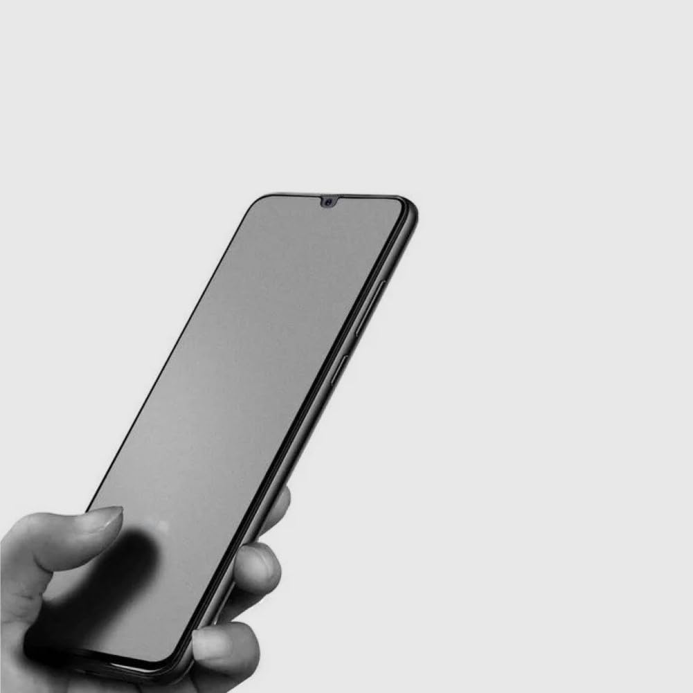 Gri arkaplanda siyah akıllı telefon tutan bir el.