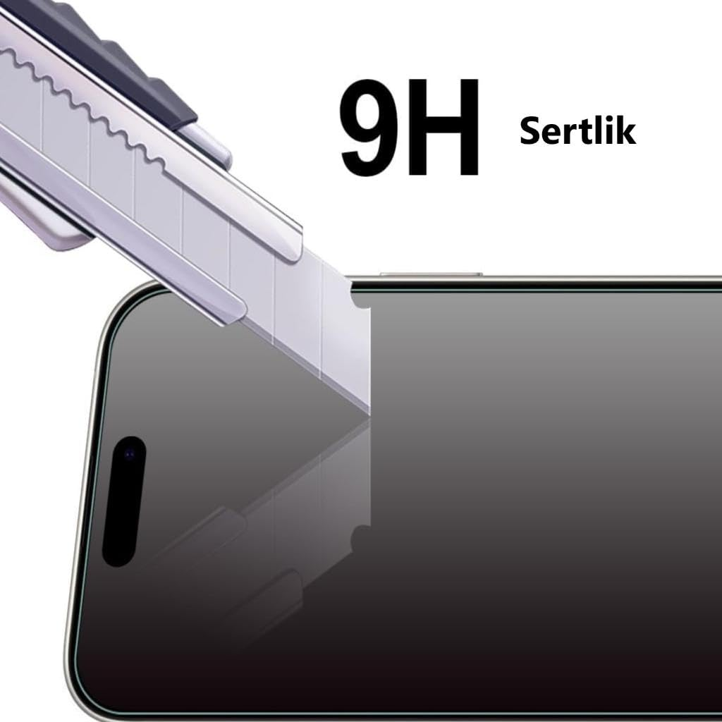 Bir maket bıçağı 9H sertlikte akıllı telefon ekran koruyucusunu çiziyor.