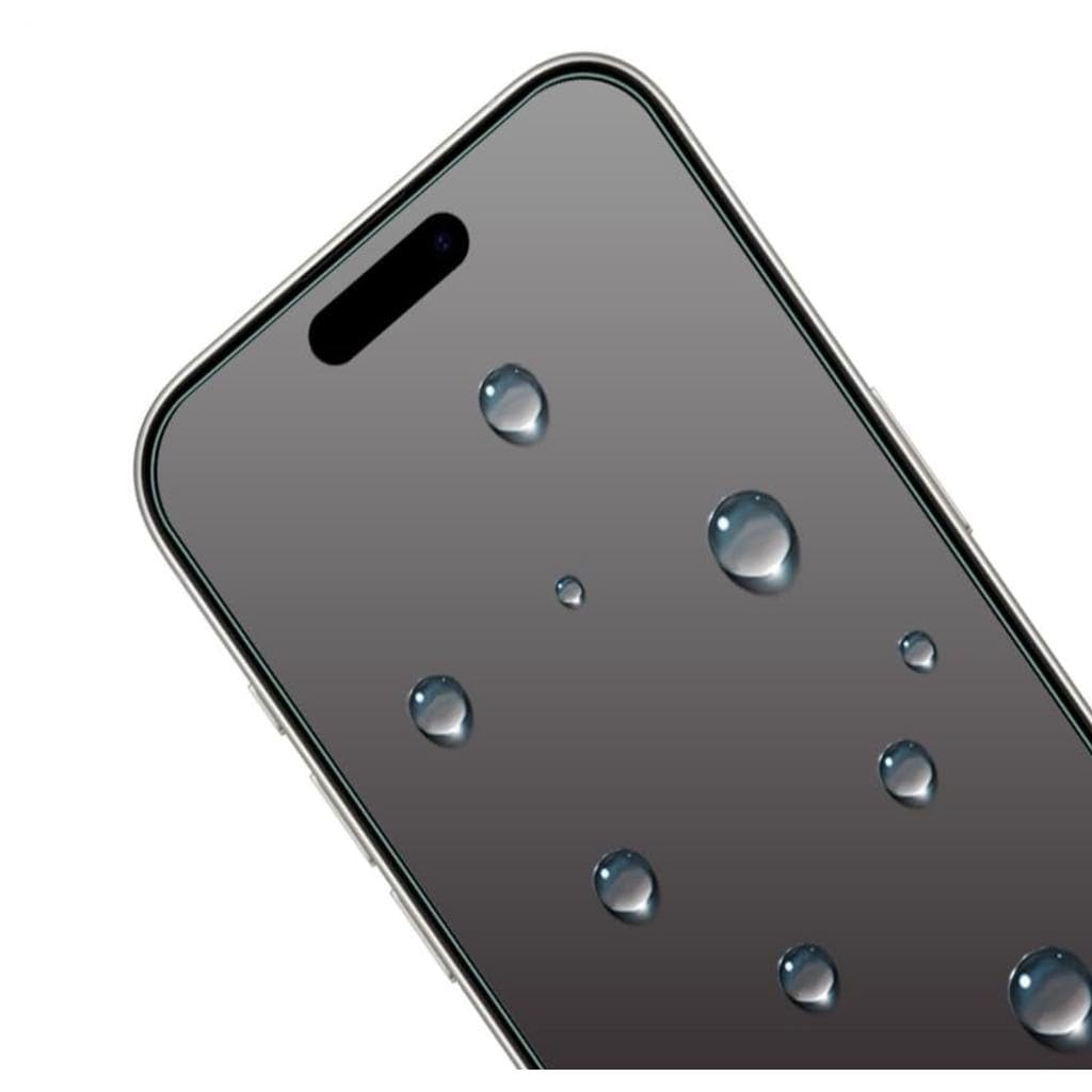 Beyaz arka plan üzerinde akıllı telefon ekranında su damlaları.