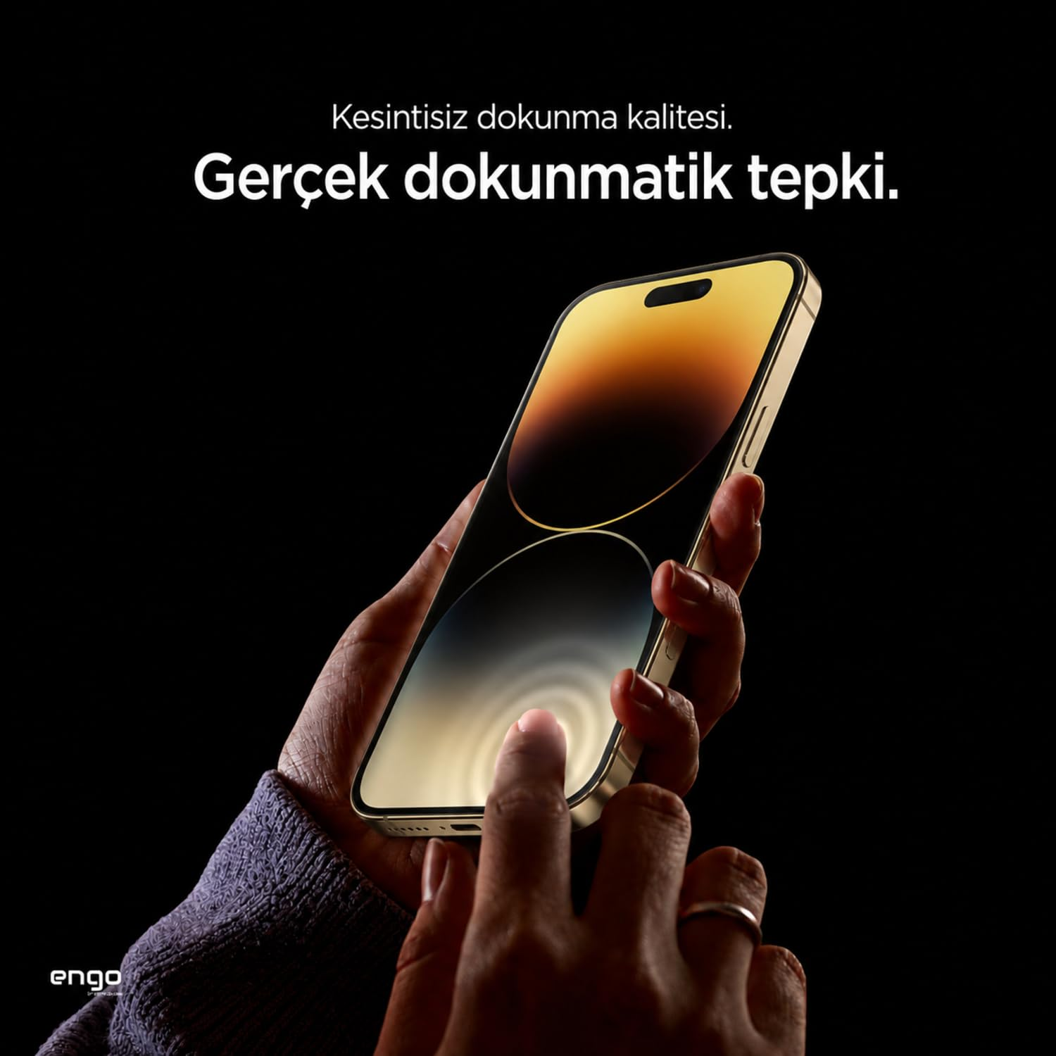 Siyah arka planda turuncu ekranlı akıllı telefona dokunan bir el.