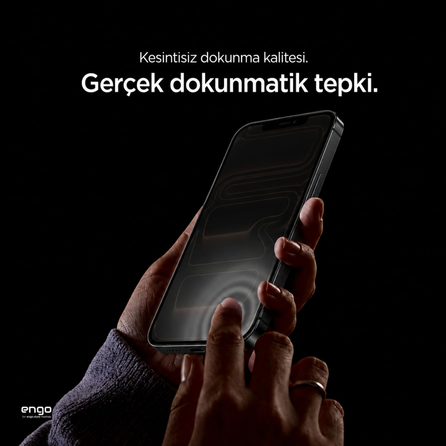 Karanlık bir ortamda akıllı telefon tutan ve dalga efektli ışıklı ekrana dokunan bir kişi.