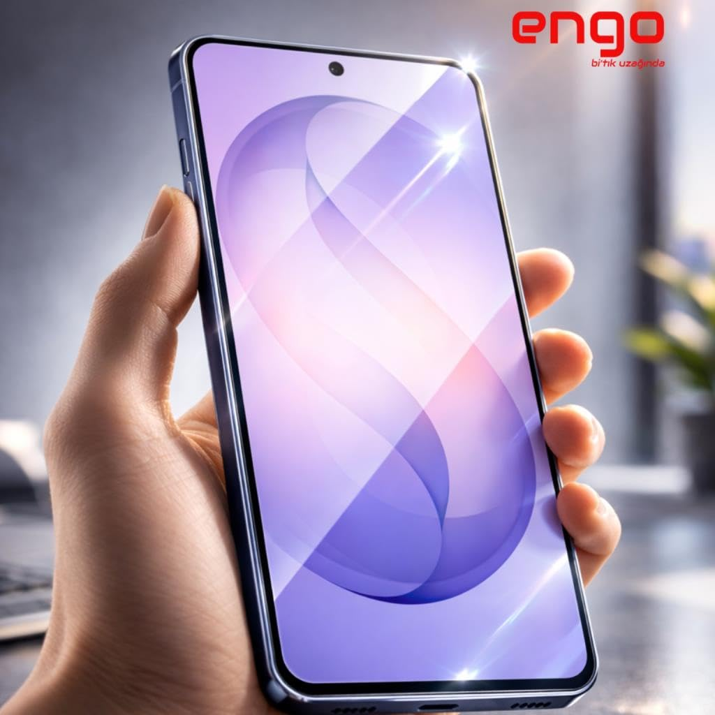 Bir el, parlak ekran koruyuculu ve mor soyut duvar kağıtlı akıllı telefon tutuyor.