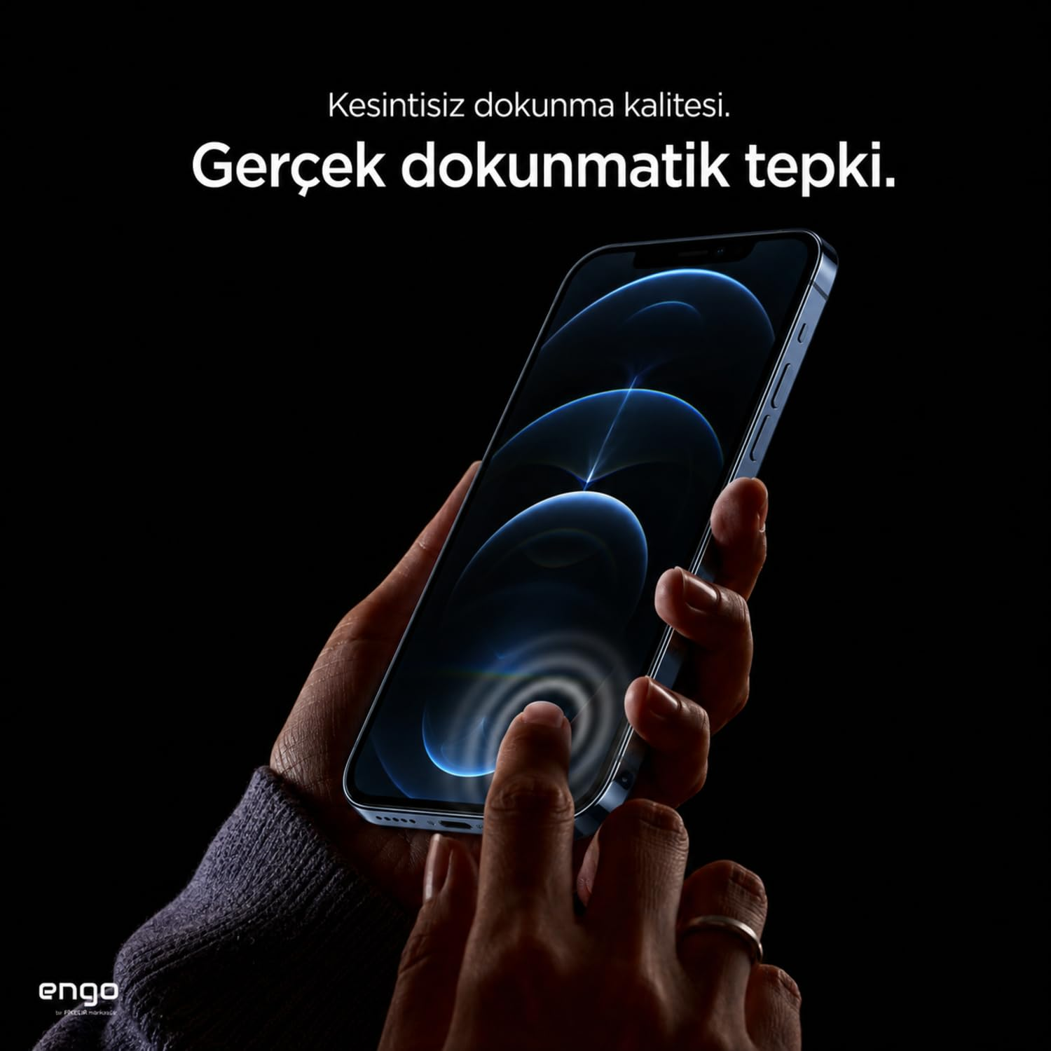 Karanlık arka planda el, akıllı telefon ekranına dokunarak dalgalanma efekti oluşturuyor.