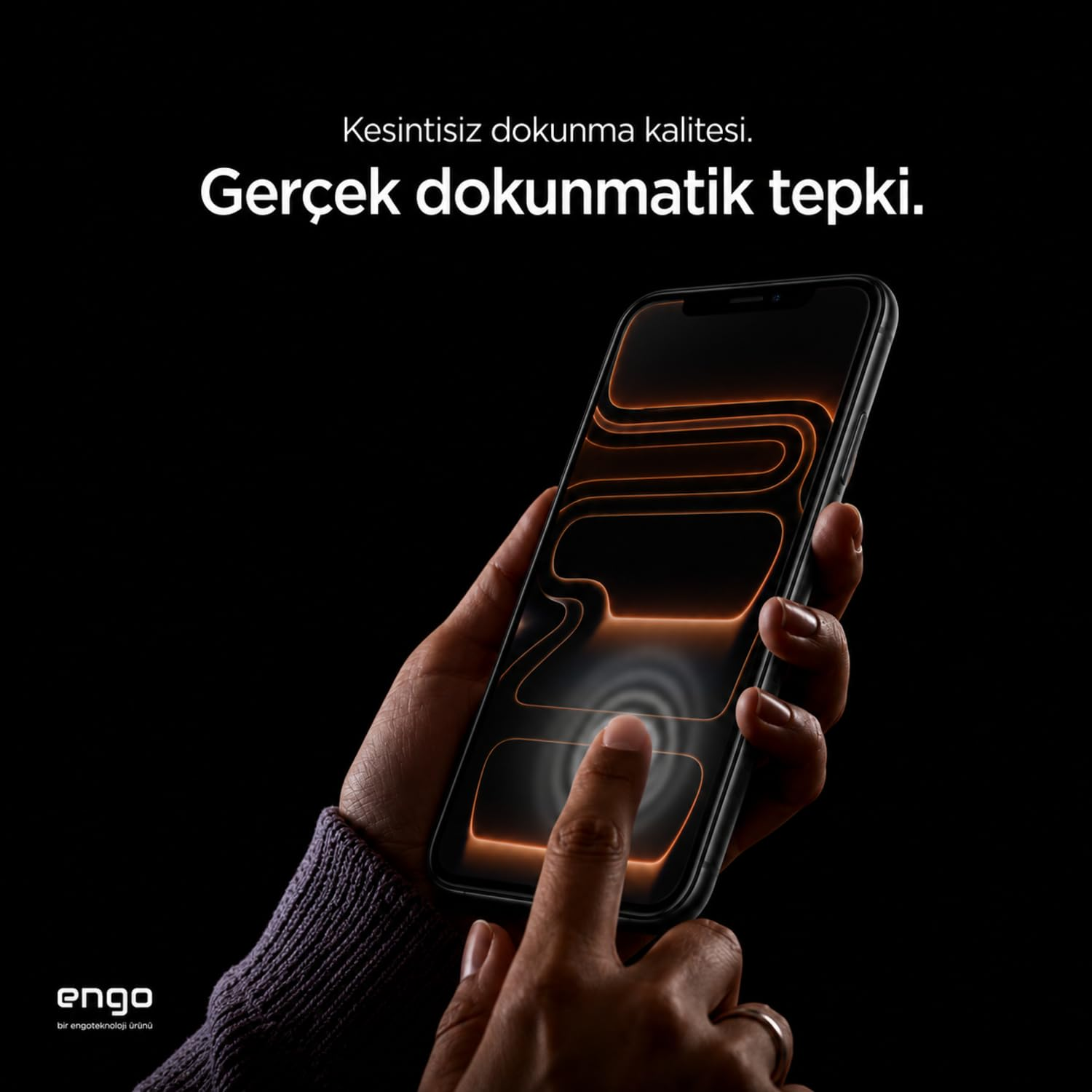 Siyah arka plan ve metin eşliğinde, ekranında turuncu soyut grafik olan akıllı telefonu tutan bir el.