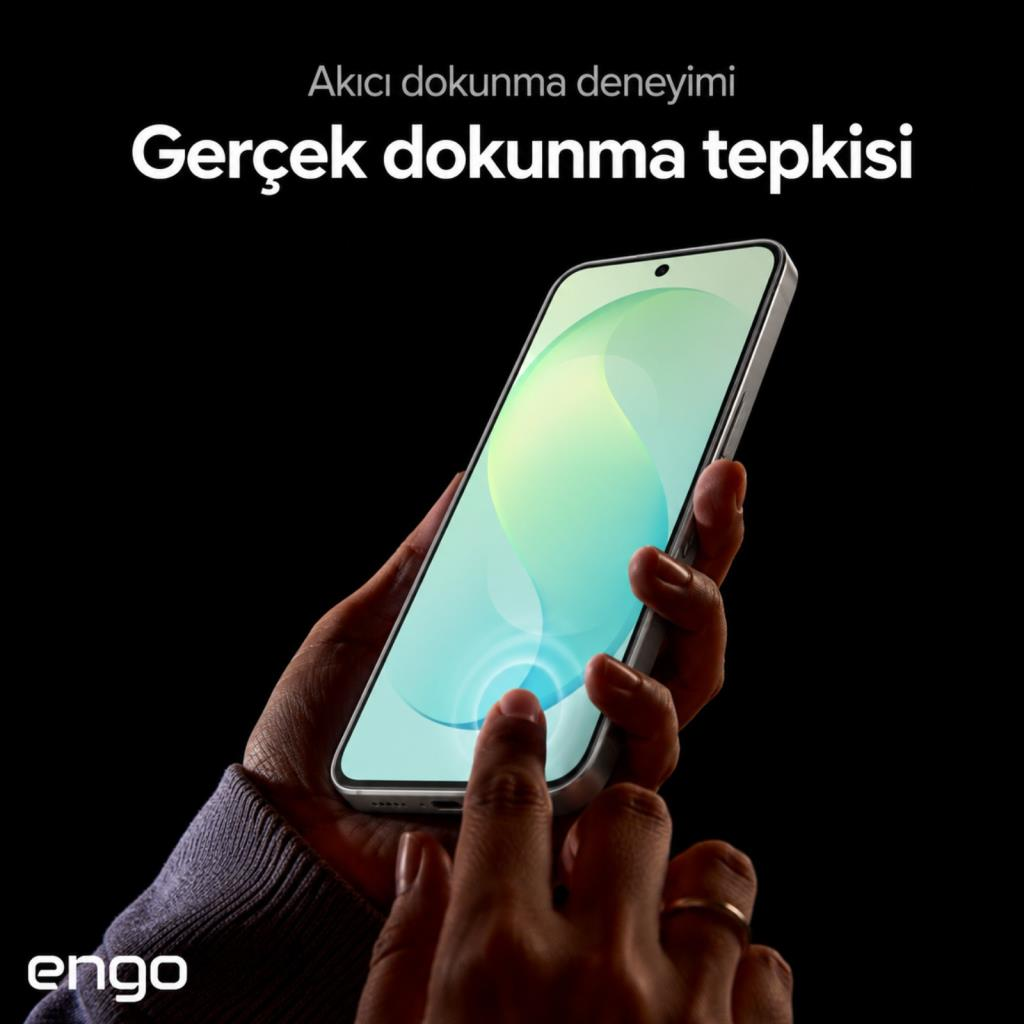 Siyah arka planda ekranına dokunan bir parmakla akıllı telefon tutan kişi.