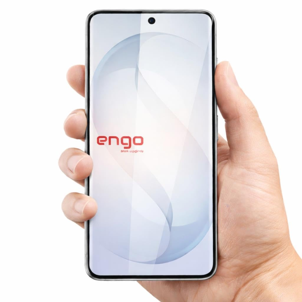 Bir el, beyaz arka planda kırmızı 'engo' logosu bulunan açık renkli bir akıllı telefon tutuyor.