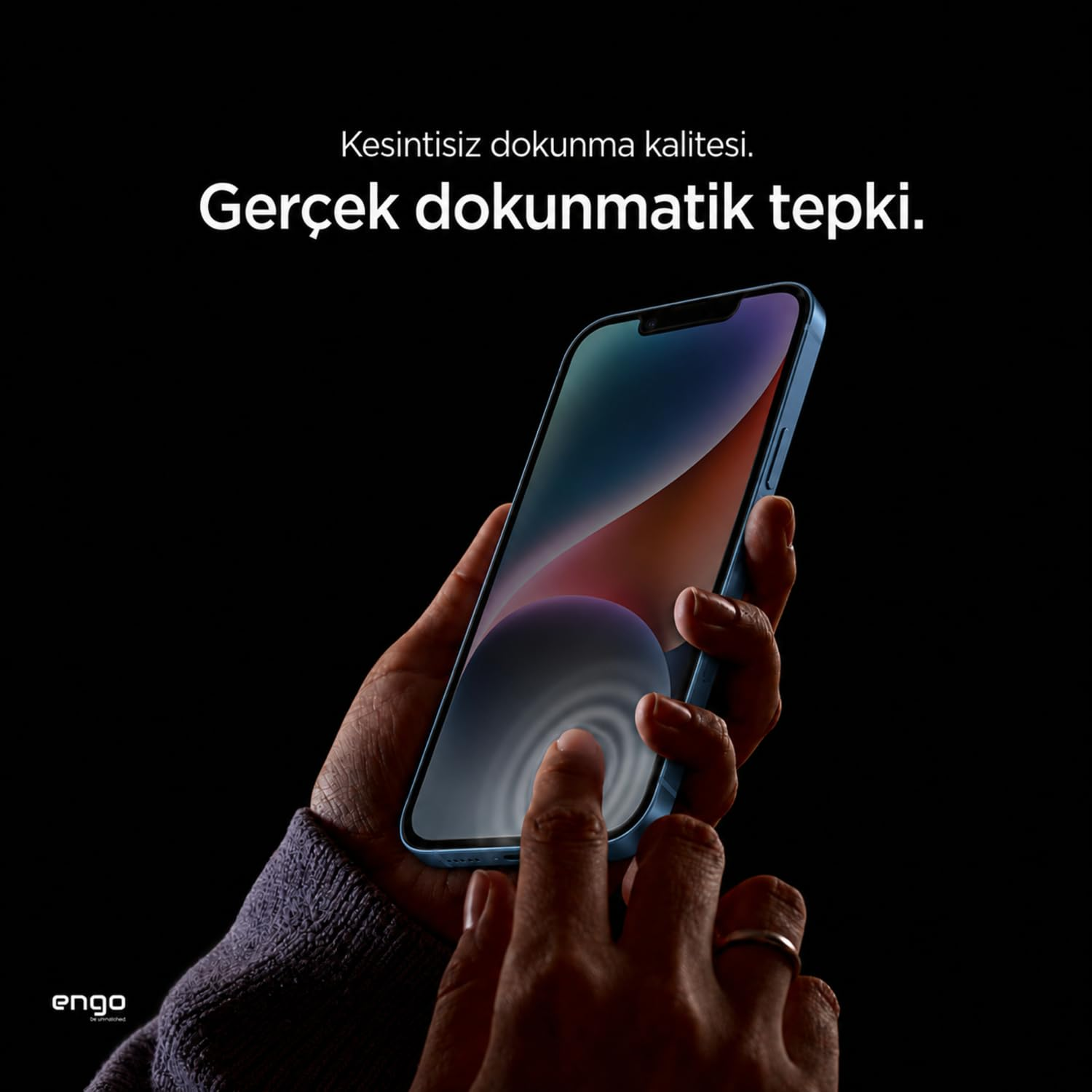 Karanlık arka planda Türkçe tanıtım metniyle mavi akıllı telefon tutan ve ekrana dokunan bir kişi.
