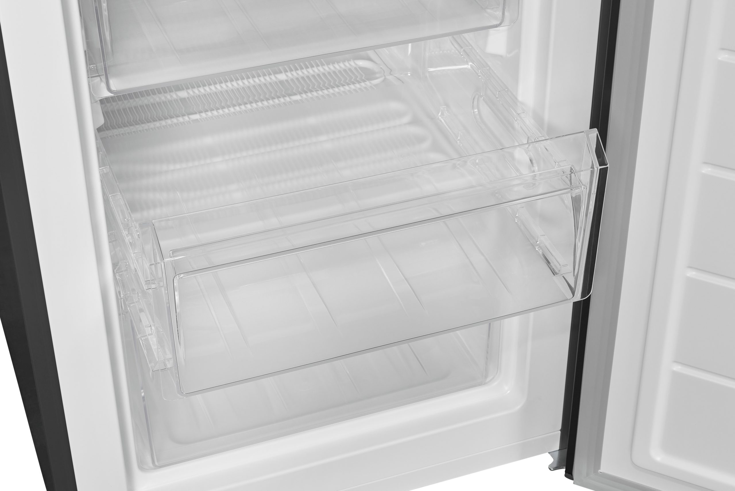 Geöffneter Kühlschrank mit klaren Plastikschubladen und weißem Innenraum.