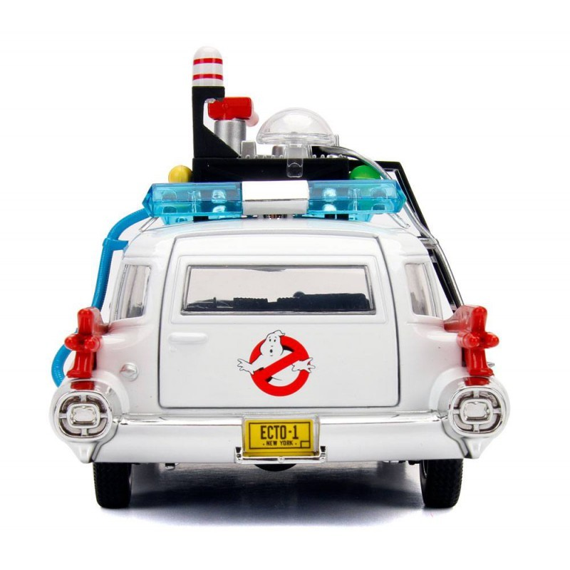 Beyaz arkaplanda logo, ECTO-1 plaka ve tavan ekipmanına sahip beyaz Ghostbusters Ecto-1 oyuncak arabasının arkası.