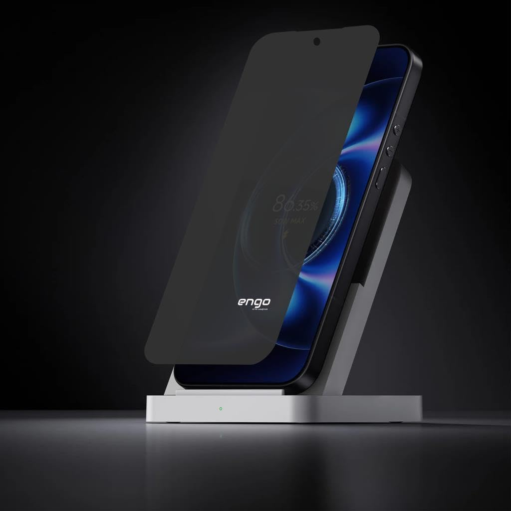 Gümüş renkli şarj standında duran akıllı telefon, engo logolu koyu renkli ekran koruyucu sergiliyor.
