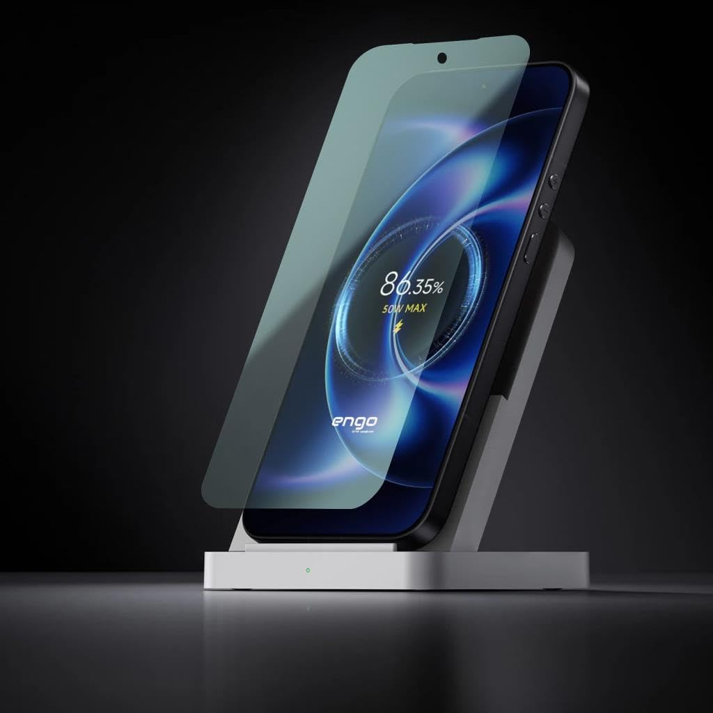 Siyah bir akıllı telefon, önünde şeffaf ekran koruyucu cam bulunan bir şarj standında duruyor.