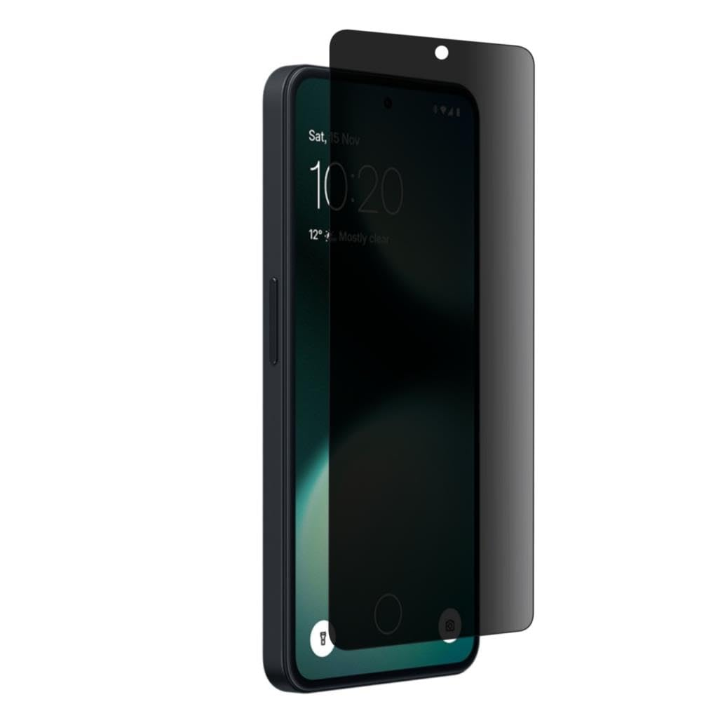 Beyaz arka plan önünde kısmen kalkmış ekran koruyuculu siyah bir akıllı telefon.
