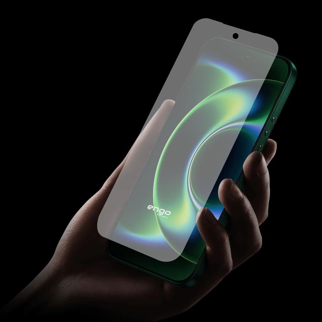 Bir el, mat ekran koruyucu uygulanan yeşil bir akıllı telefon tutuyor.